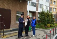 Фото - В доме в Красногорске заменили дверь в подъезд и огородили тротуар по просьбе жителей