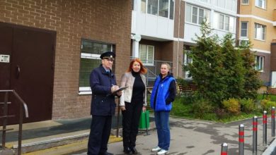 Фото - В доме в Красногорске заменили дверь в подъезд и огородили тротуар по просьбе жителей