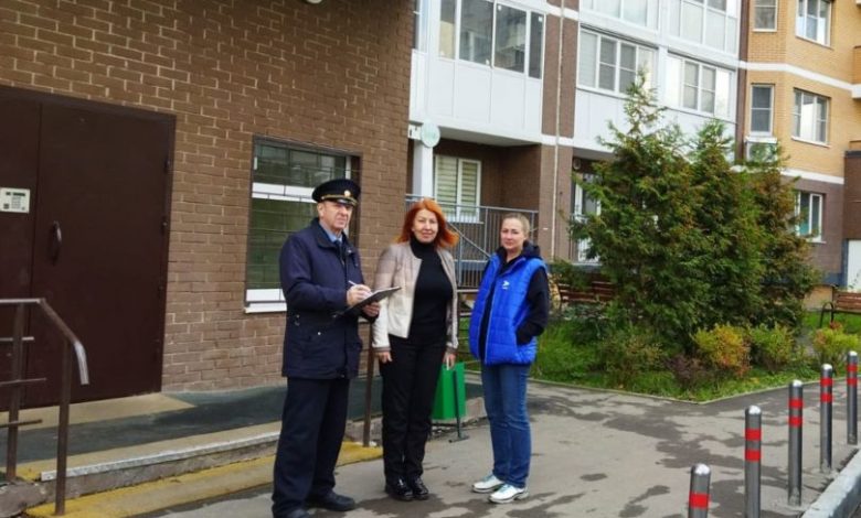 Фото - В доме в Красногорске заменили дверь в подъезд и огородили тротуар по просьбе жителей